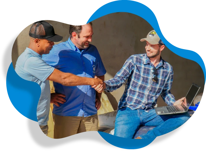 Programa de indicação de software para pecuária Na foto Giandro Henrique Massom (CEO Leigado) cumprimenta produtores de leite